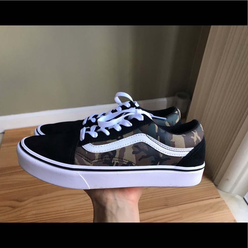 VANS💥LIKE-NEW💥Size 5 (Big Boy) Black & Camo!